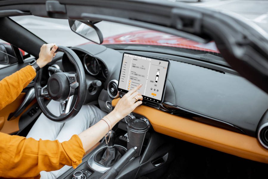 Donna che utilizza la dashboard di un auto