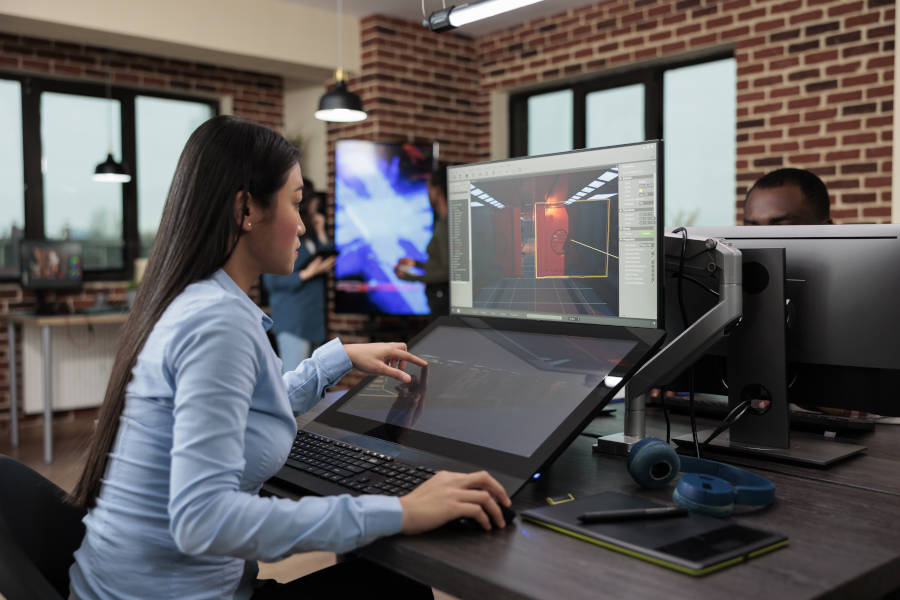 Product designer mentre sviluppa scene in 3d