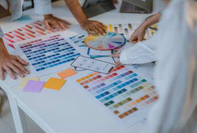 Startup team che collabora nella scelta dei colori per il prodotto. Brainstorming.