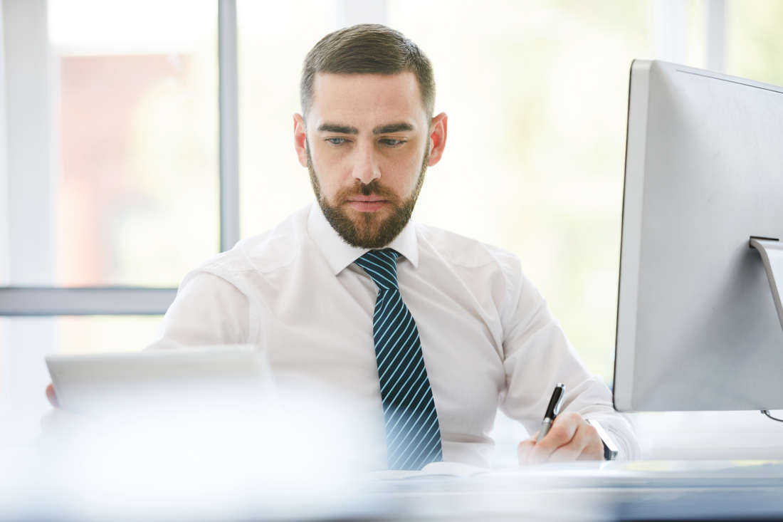 Project Manager lavora ad un progetto in ufficio